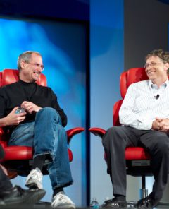 Steve Jobs und Bill Gates in Japan auf einer Veranstaltung