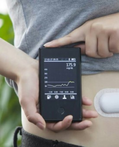 Das CGM-System überwacht über ein kleines Pflaster am Bauch den Blutzuckerwert und soll das Leben von Diabetiker erheblich erleichtern.