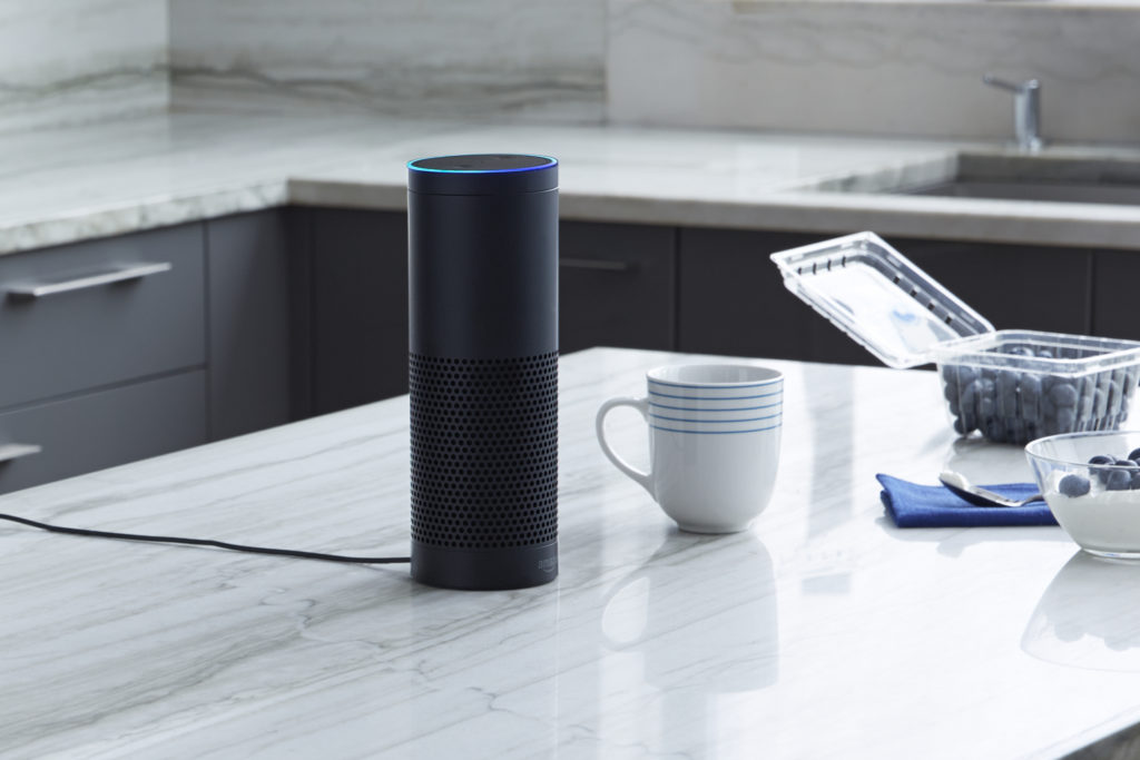 Amazon Echo wartet in der Küche auf Befehle