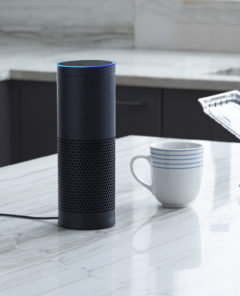 Amazon Echo wartet in der Küche auf Befehle