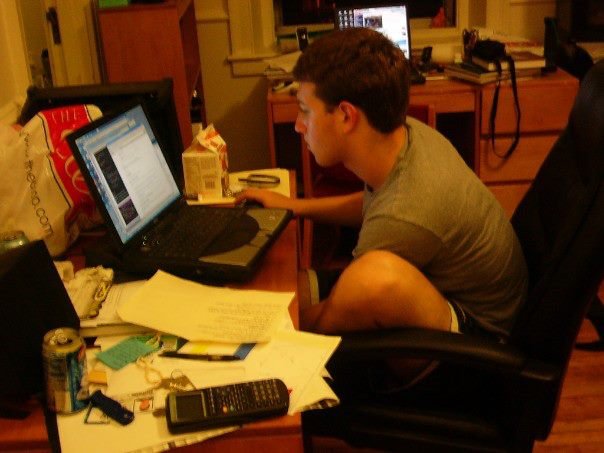 Mark Zuckerberg arbeitet im Jahr 2004 an Facebook
