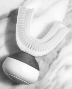 Die weltweit erste vollautomatische Zahnbürste (Foto: Pressematerial, Amabrush)