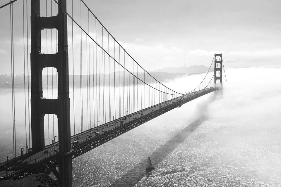 Küstennähe vergrabene Glasfaserkabel können durch eindringendes Wasser beschädigt werden (Foto: Golden Gate Bridge, Pixabay)
