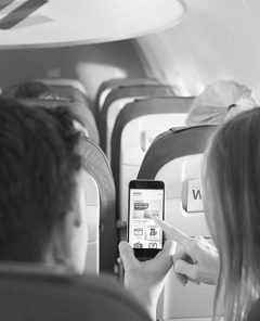 Eurowings-Passagiere mit Smartphone (Fotomaterial: Eurowings, Pressematerial)