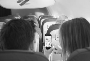 Eurowings-Passagiere mit Smartphone (Fotomaterial: Eurowings, Pressematerial)