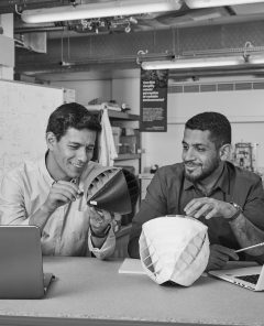 Die beiden Erfinder Nicolas Orellana und Yaseen Noorani (Foto: Dyson Award)