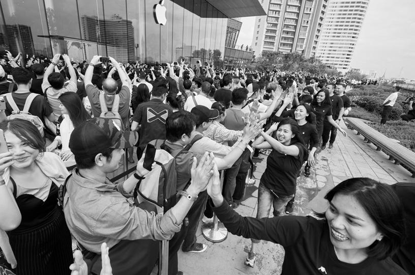 Nicht überall war die Nachfrage nach Apple-Smartphones so euphorisch wie hier bei einer Shop-Eröffnung in Bangkok. 