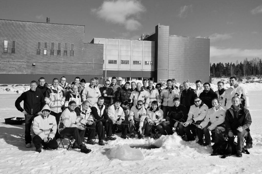 Die Belegschaft des ersten Rechenzentrums in Hamina beim Eisfischen. 