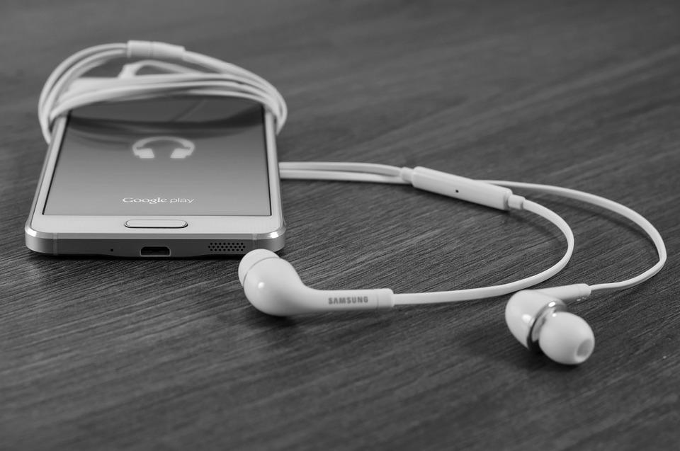 Smartphones und Computer können Behinderten das Leben erleichtern.