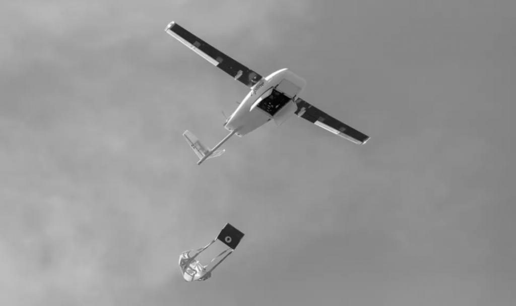 Die Drohnen von Zipline liefern Medikamente per Fallschirmabwurf aus.