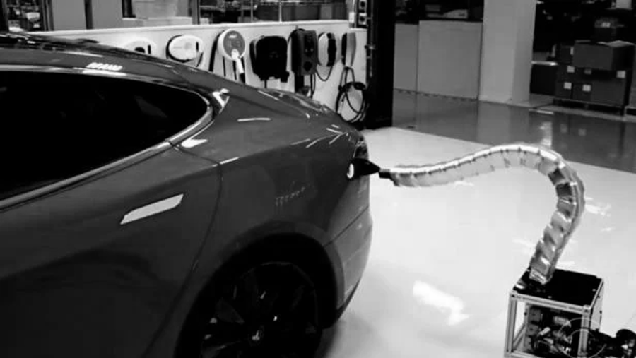 Tesla-Roboterschlange zum Laden soll bald verfügbar sein (Foto: Tesla)