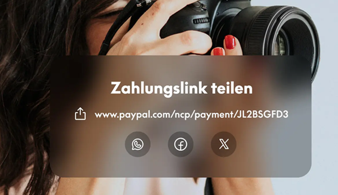 Nahaufnahme einer Person, die mit einer Spiegelreflexkamera ein Foto macht. Auf dem Bild ist eine Pop-up-Fläche mit einem PayPal-Zahlungslink platziert.