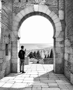 ai-alcazaba-malga-archway-courtyard