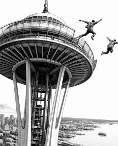 zwei-maenner-springen-vom-space-needle-sicherheitsluecken