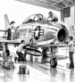 freiwillige-reinigen-militaerflugzeuge-im-museum